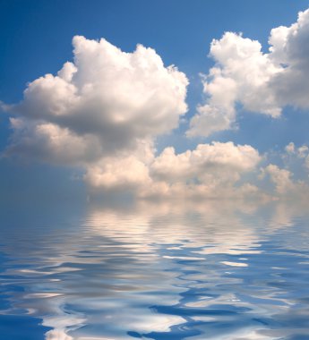 Bulutlar ve gökyüzü arka plan ile su yüzey Rippled