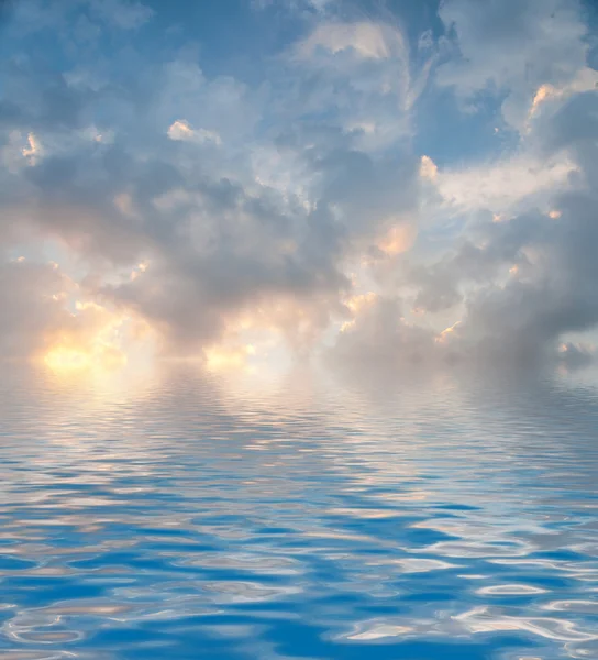 Superficie Ondeggiata di acqua con nuvole e sfondo cielo — Foto Stock