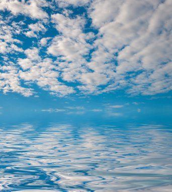 Bulutlar ve gökyüzü arka plan ile su yüzey Rippled