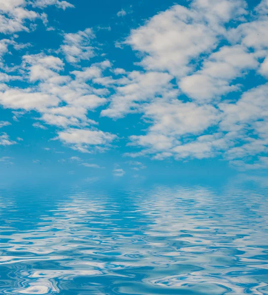 Superficie ondulada de agua con nubes y fondo del cielo — Foto de Stock