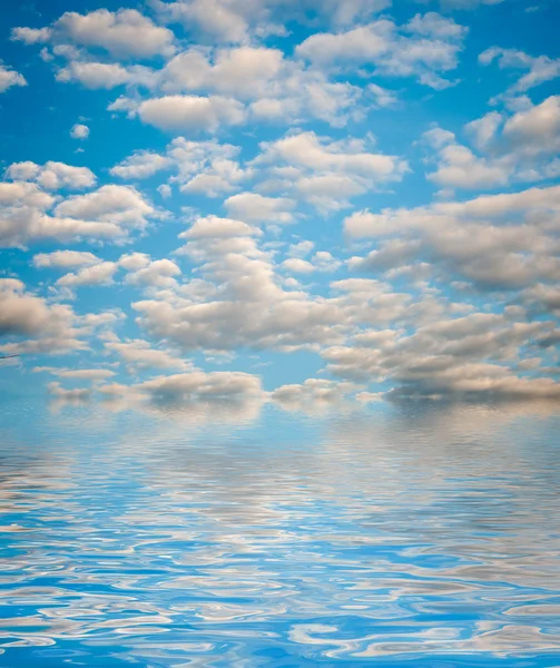 Superficie ondulada de agua con nubes y fondo del cielo — Foto de Stock