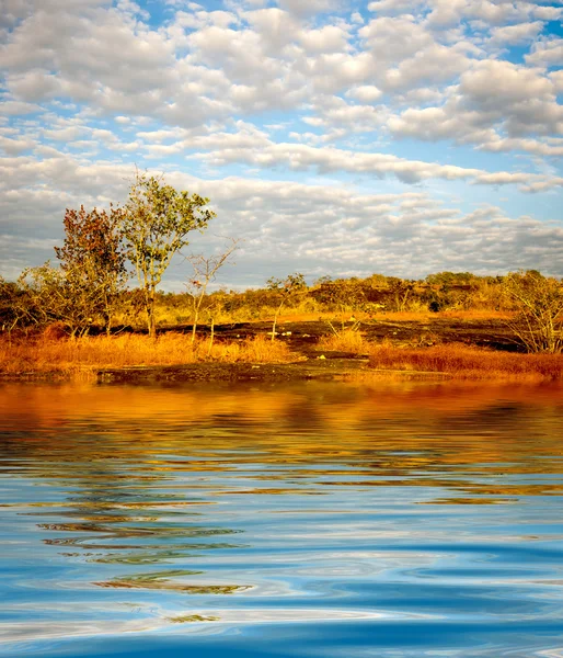 Superficie ondulada de agua con nubes y fondo del cielo —  Fotos de Stock