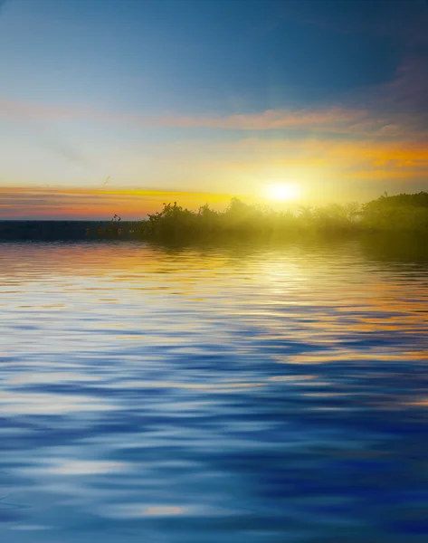 Schönheit Oberfläche Geplätschert von Wasser mit Wolken und Himmel Hintergrund — Stockfoto