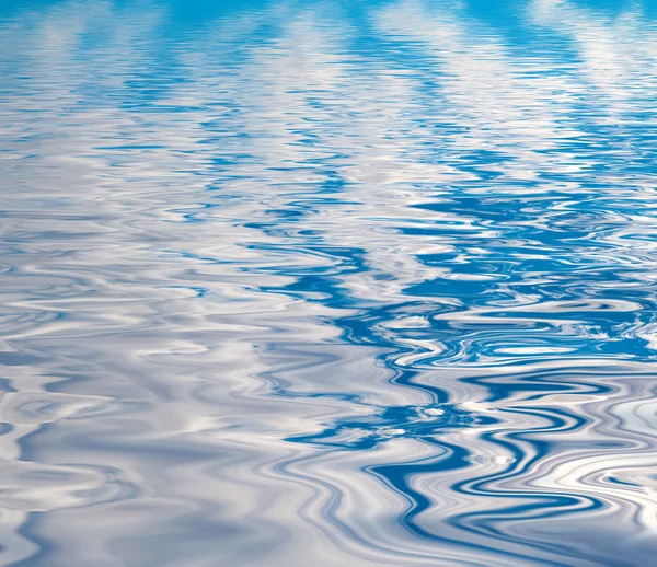 Schönheit Oberfläche Plätschert Von Wasser Mit Reflexionswolken Und Himmel Hintergrund — Stockfoto