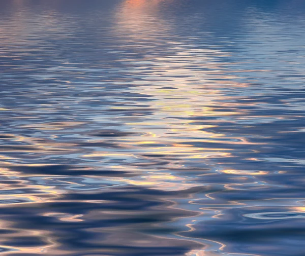 Schoonheid Oppervlak Golfde Water Met Reflectie Wolken Hemelachtergrond — Stockfoto