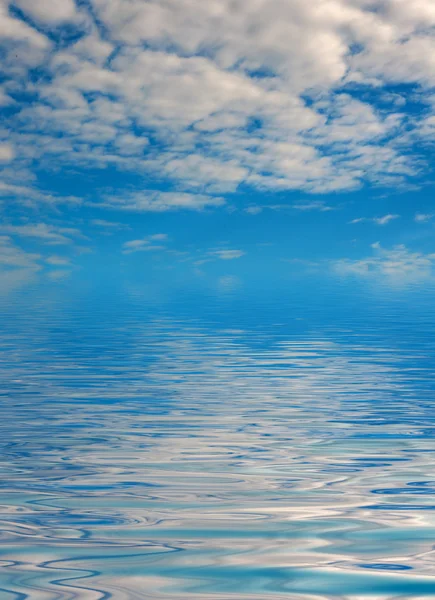 Superfície Rippled da água com nuvens e fundo do céu — Fotografia de Stock