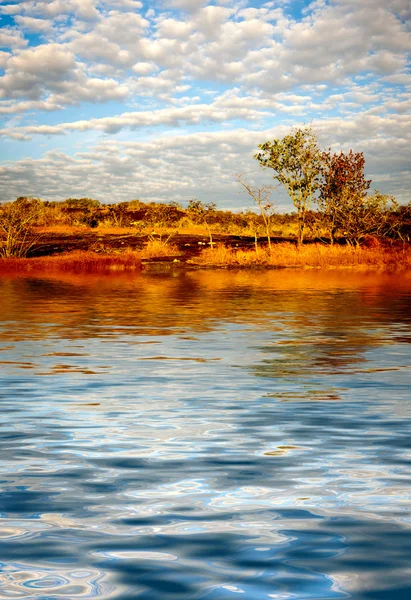 Superfície Rippled da água com nuvens e fundo do céu — Fotografia de Stock