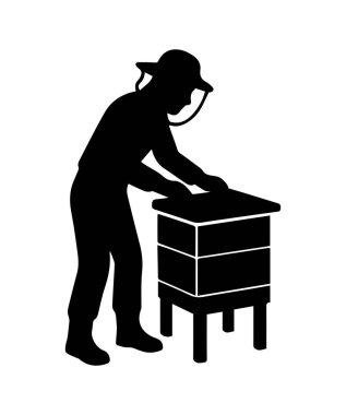 Arıcı silueti koruyucu şapka takıyor, arı kovanına bakıyor.