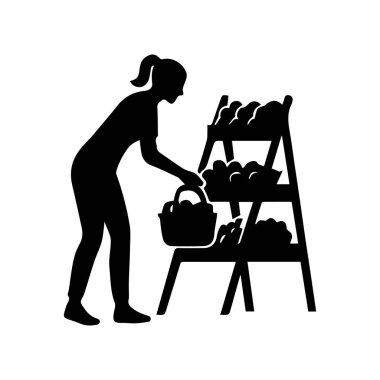 Alışveriş sepetini market raflarından taze ürünlerle dolduran bir kadın.