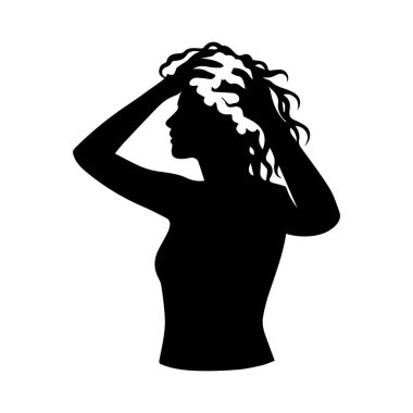 Kadın silueti, şampuan köpüğüyle saç yıkıyor.