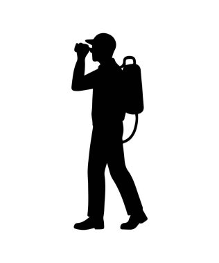 Böcek ilaçlama işçisi silueti sırt çantası spreyiyle yürüyor, böcek ilacı uygulamasına hazır.