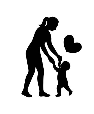 Anne bebeğin elini tutuyor, çocuğun yürümesine yardım ediyor.