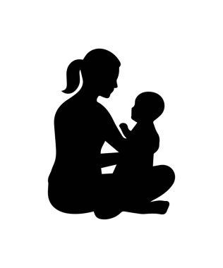 Anne bebeği sevgi dolu kucaklıyor, annelik bağı gösteriyor ve besliyor.