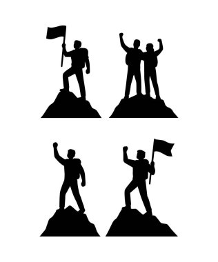 Dağ zirvesinde duran siluetlerin siluetleri bir bayrak tutuyor ve başarılı bir şekilde kollarını kaldırıyorlardı.