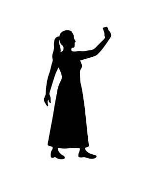 Selfie çekerken cep telefonu tutan bir kadın silueti.