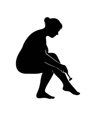 Kadın, vücut bakımı ve güzellik rutini için jiletle bacağını tıraş ediyor.