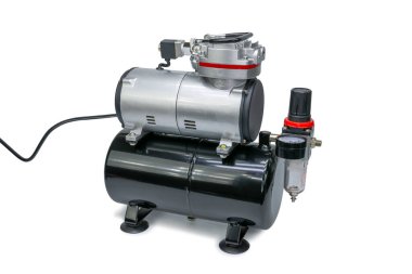 İzole edilmiş beyaz arkaplanda mini hava kompresörü