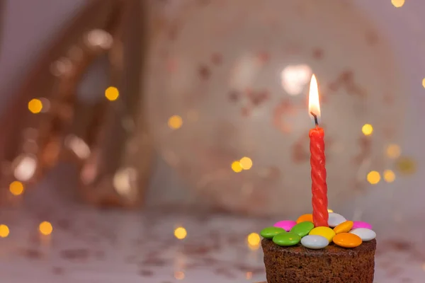 Geburtstagsfeier Mit Cupcakes Auf Brennender Kerze Mit Luftballons Und Lichtern — Stockfoto