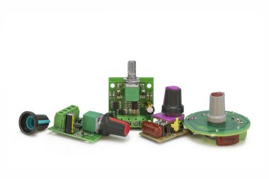 Ayarlanabilir Voltaj Düzenleme Basamağı Güç Desteği Modülü. Pwm hız kontrolörü. Elektrikli motor kontrol anahtarı. Öncü loş modül. Beyaz arkaplanda izole.