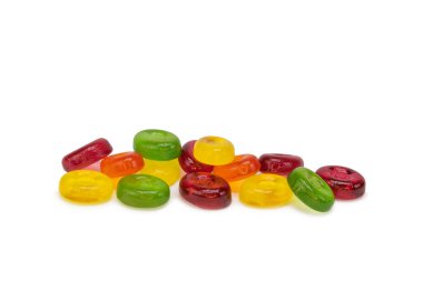 İzole edilmiş beyaz arkaplanda renkli şekerler