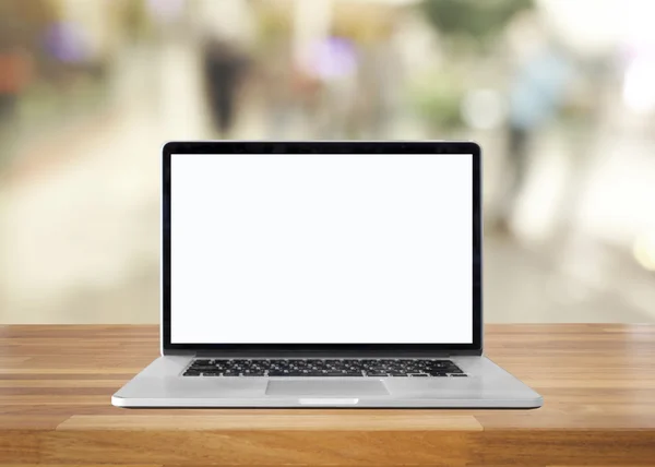 Laptop med blank skærm på bordet. indvendig baggrund, sløret - Stock-foto