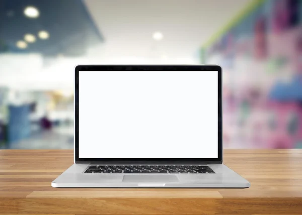 Laptop met leeg scherm op tafel. interieur achtergrond wazig — Stockfoto