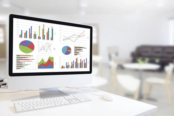 Klavye ve fare üstünde grafikleri gösteren tablo ile modern bilgisayar 