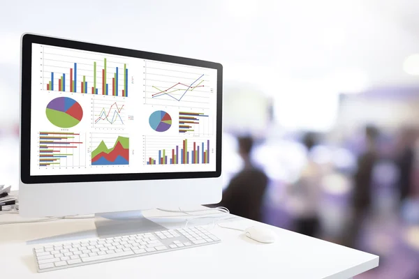 Modern dator med tangentbord och mus på tabellen visar diagram — Stockfoto