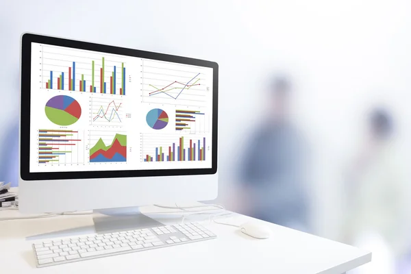 Modern dator med tangentbord och mus på tabellen visar diagram — Stockfoto