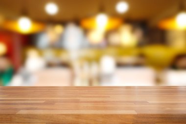 Boş ahşap masa ve bulanık kafe arka plan
