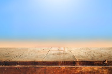 Boş ahşap masa ve bulanık plaj arka plan