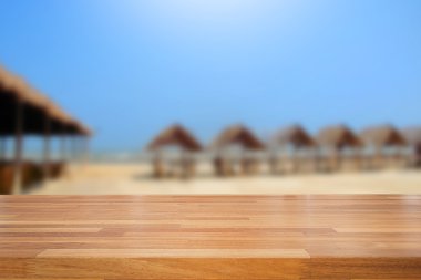 Boş ahşap masa ve bulanık plaj arka plan,