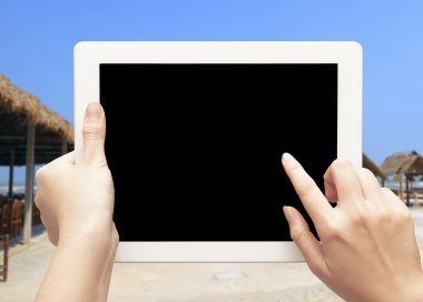 Yakın çekim el dijital tablet ile boş ekran kullanma 