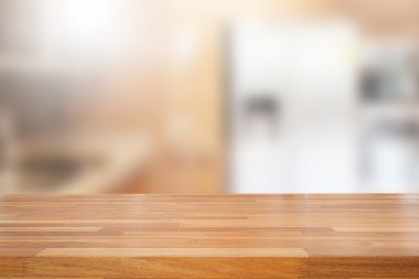 Boş ahşap masa ve bulanık mutfak arka plan