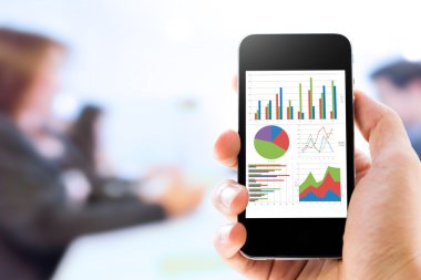 Yakın çekim el cep telefonu grafik analiz ile tutarak 