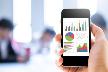 Yakın çekim el cep telefonu grafik analiz ile tutarak 