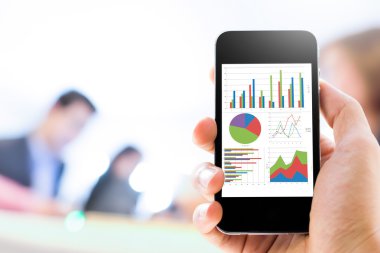 Yakın çekim el cep telefonu grafik analiz ile tutarak 