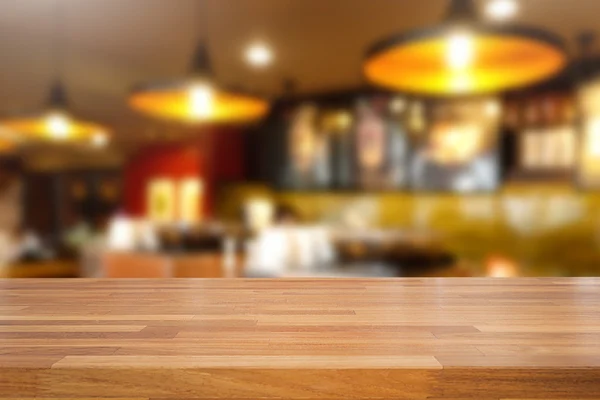 Пустой деревянный стол и размытый фон кафе — стоковое фото