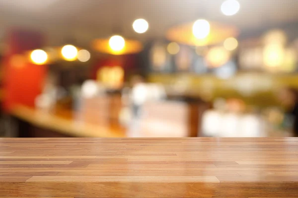 Boş ahşap masa ve bulanık kafe arka plan