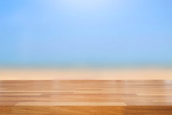 Empty wooden table and blurred beach background — Stock Photo, Image
