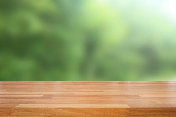 Üres fából készült asztal és a zöld természetes tavaszi blur bokeh háttere — Stock Fotó