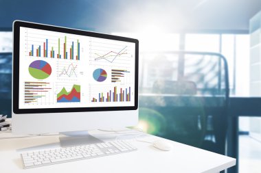 Klavye ve fare üstünde grafikler ve grafik office arka plan mavi tonu, analiz iş, istatistik kavram gösteren tablo ile modern bilgisayar.