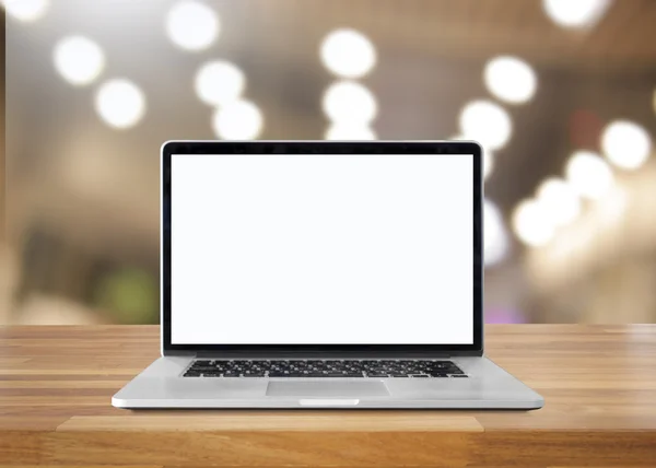 Laptop mit leerem Bildschirm auf dem Tisch. Hintergrund im Innenraum — Stockfoto