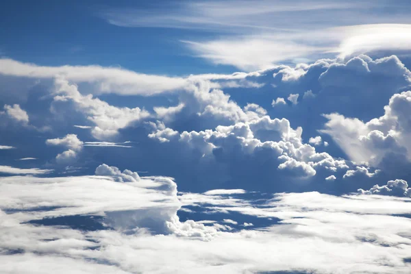 Vista Skyline bonita acima das nuvens do avião — Fotografia de Stock