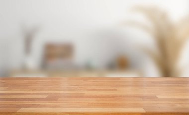 Ahşap masanın üstü beyaz, temiz, soyut ve bulanık arka plan üzerine bokeh.Ürünlerinizi görüntülemek veya montajlamak için kullanılır. Pankart