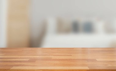 Ahşap masanın üstü beyaz, temiz, soyut ve bulanık arka plan üzerine bokeh.Ürünlerinizi görüntülemek veya montajlamak için kullanılır. Pankart