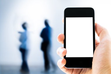 arka plan bulanık kişilerle telefon tutarak el