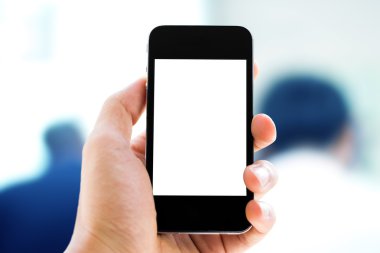 arka plan bulanık kişilerle telefon tutarak el