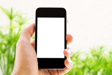 el telefon doğa arka plan ile tutarak 