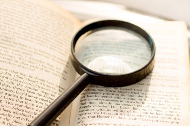 büyütme cam açık kitap üzerine